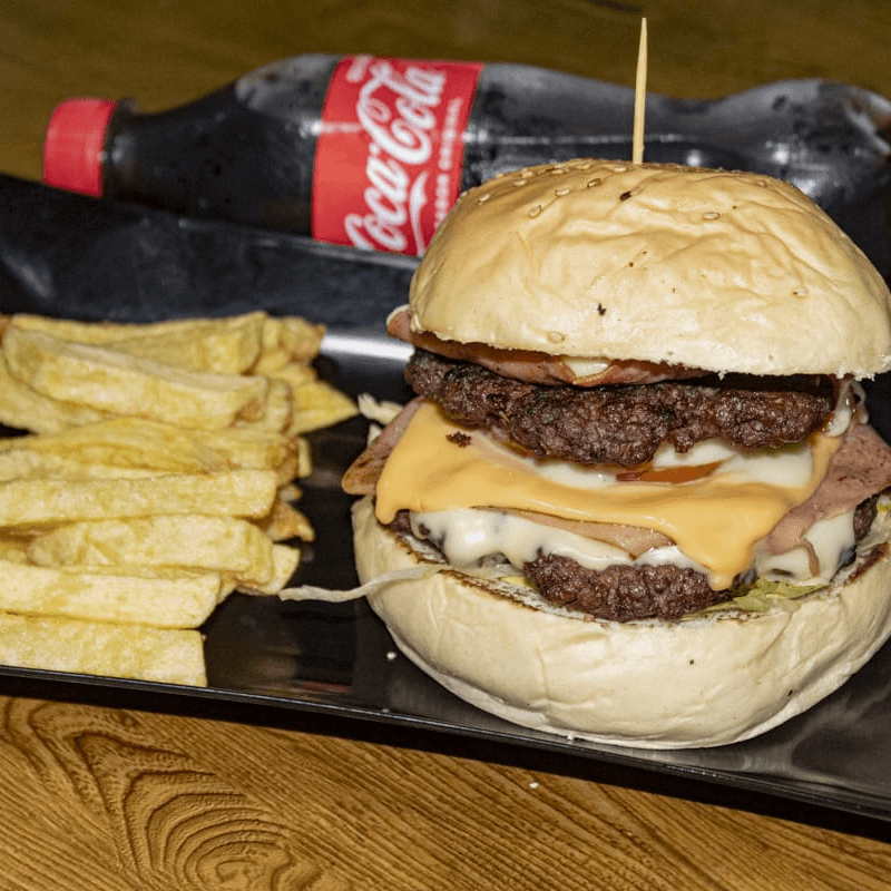 Burger Doble Carnes + Papas Fritas & Coca Cola 400