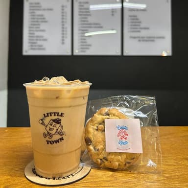 Latte En las Rocas + Galleta