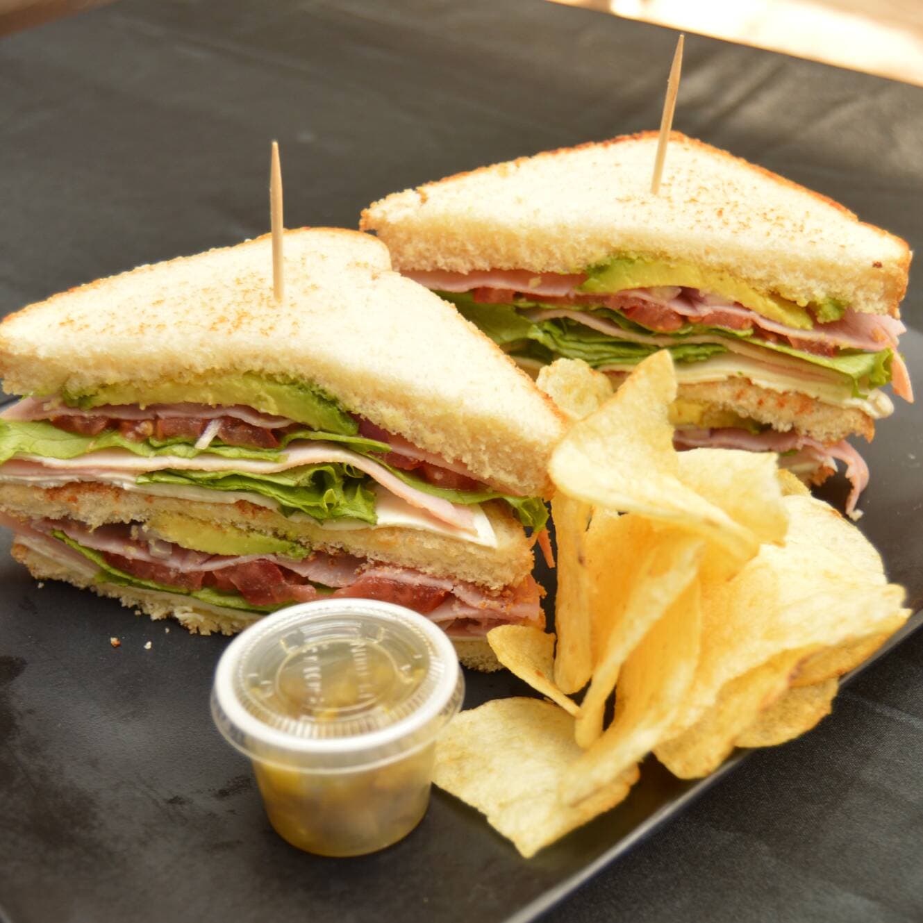 SANDWICH JAMON DE PIERNA CON PAPAS