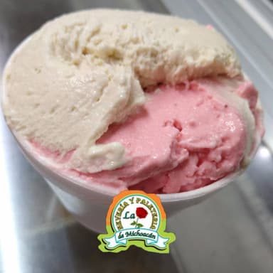 Nieve de Fresa de Leche con Queso