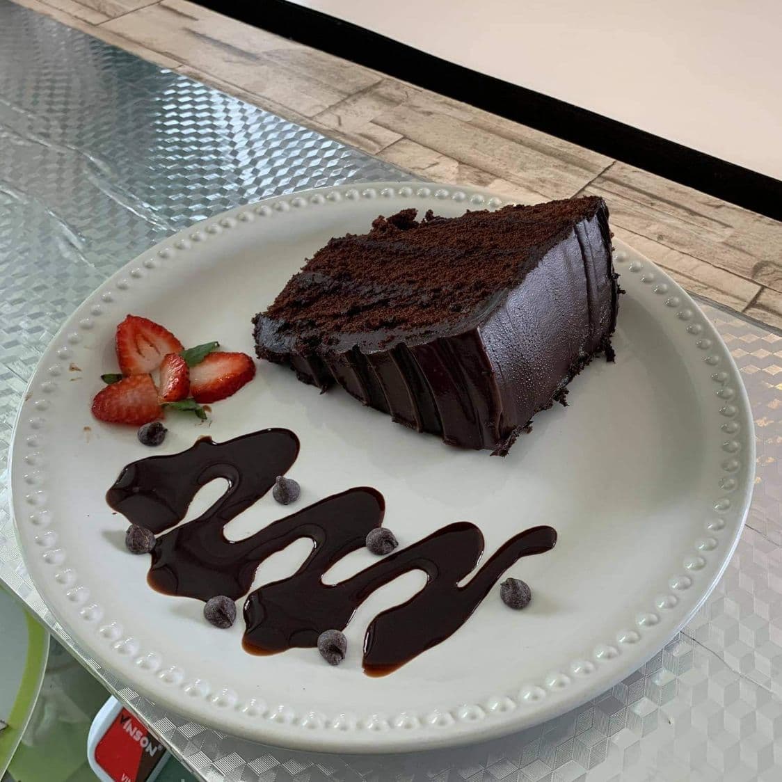 Café Americano y Pastel de Chocolate