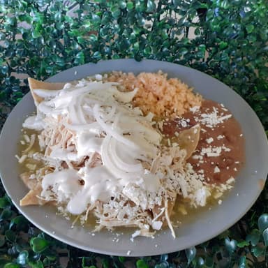 CHILAQUILES Con Pollo Deshebrado