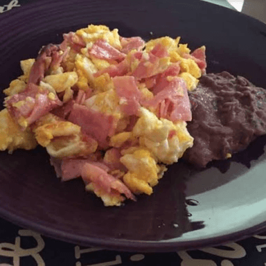 Combo Huevos con Jamon y Cafe