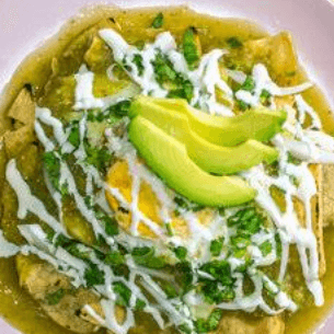 CHILAQUILES + JUGO + FRUTA