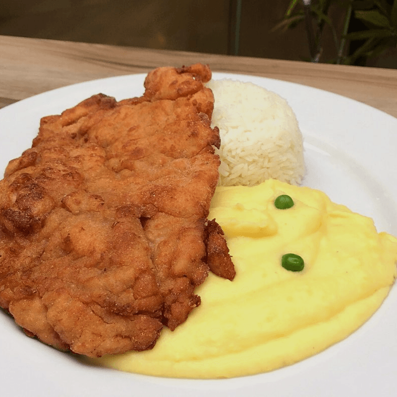 Puré De Papa Con Milanesa De Pollo