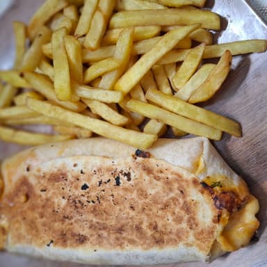 Combo Burro (Pollo Mechado), Papas y Te Frío!