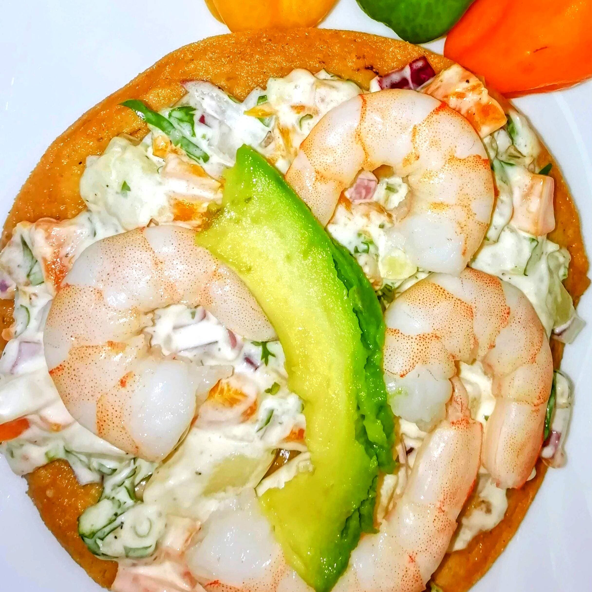 TOSTADA DE CAMARON EN ENSALADA RUSA