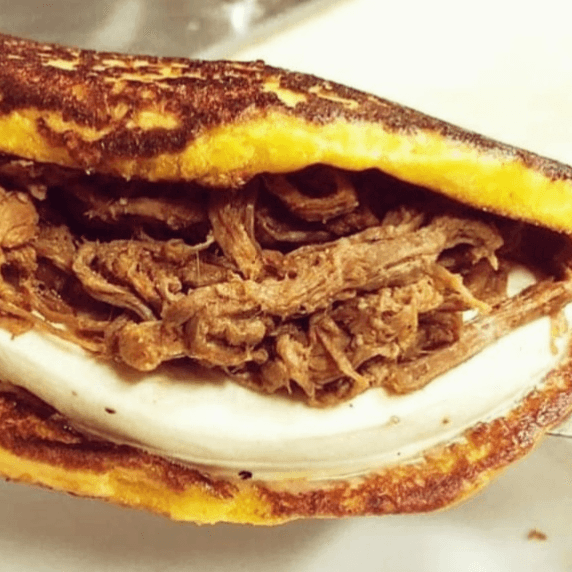 Cachapa con Queso Fresco y Carne Mechada