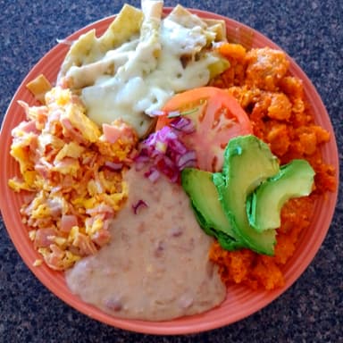 Chilaquiles, Chicharrón, Huevos Con Tocino, Bebida