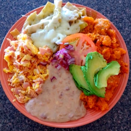 Chilaquiles, Chicharrón, Huevos Con Tocino, Bebida