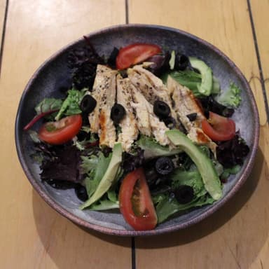 ensalada de la casa con pollo