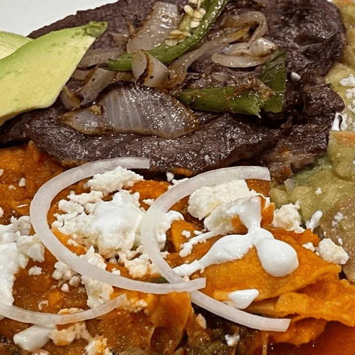 Chilaquiles rojos con bisteck y huevos