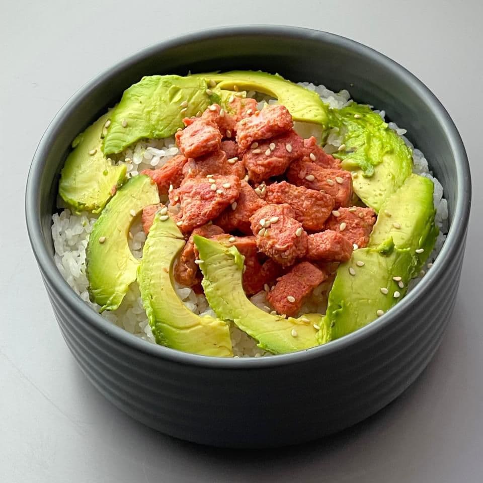 Bowl de Arroz con Atún Sellado y Aguacate