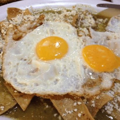 Chilaquiles Con 2 huevos estrellados