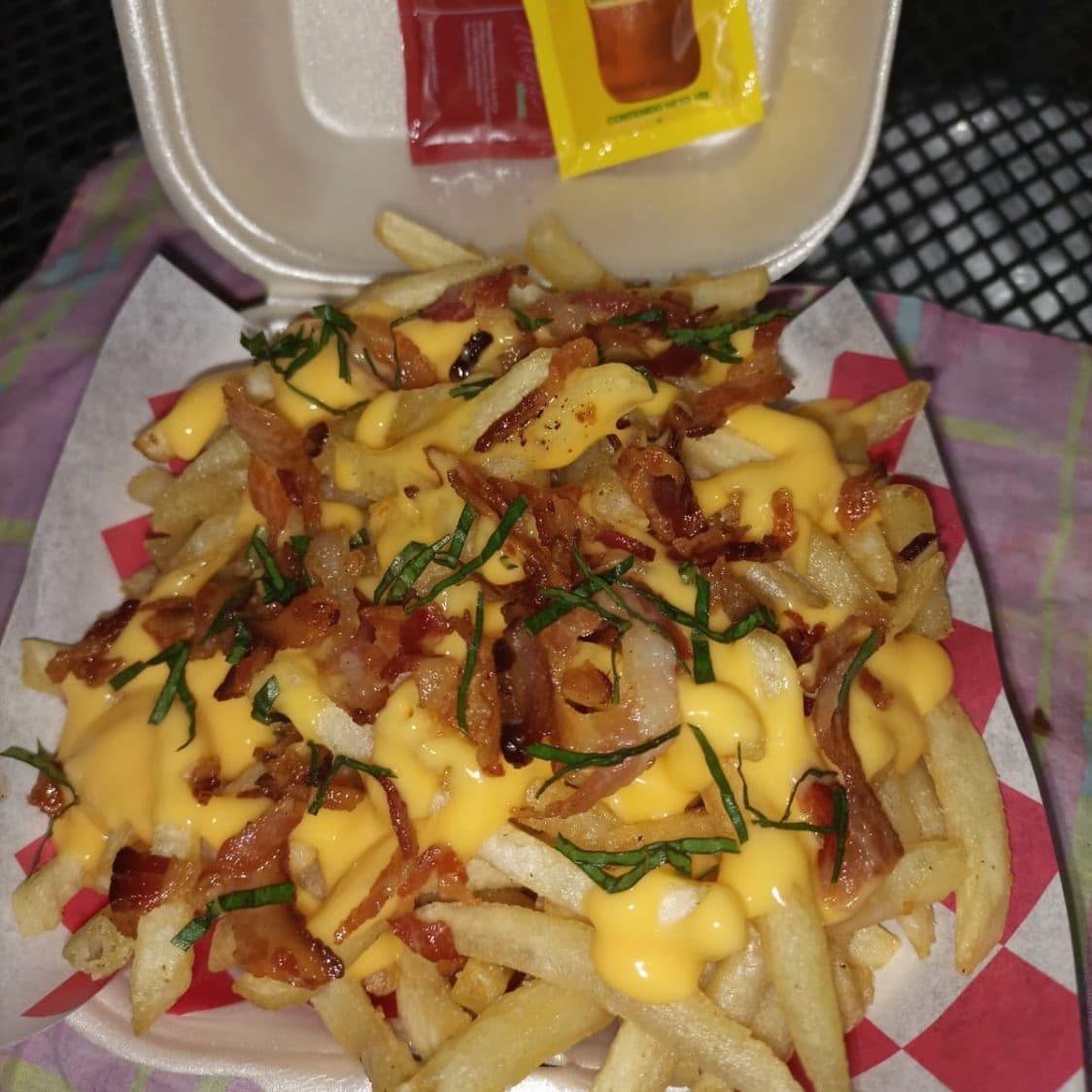 Papas con tocino.