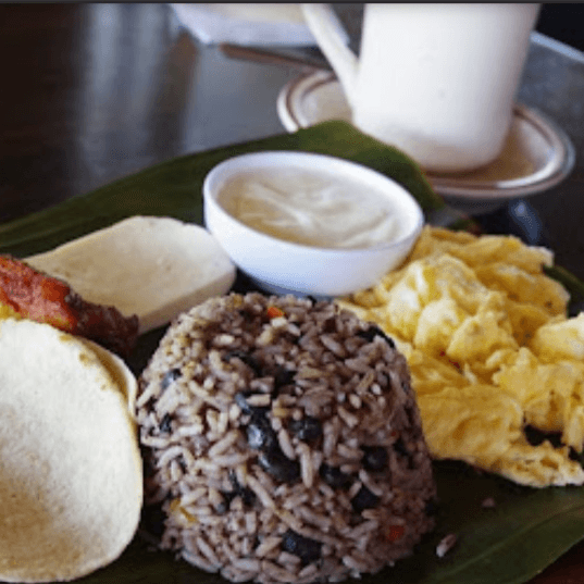 Gallo Pinto con Huevo y Carne en Salsa