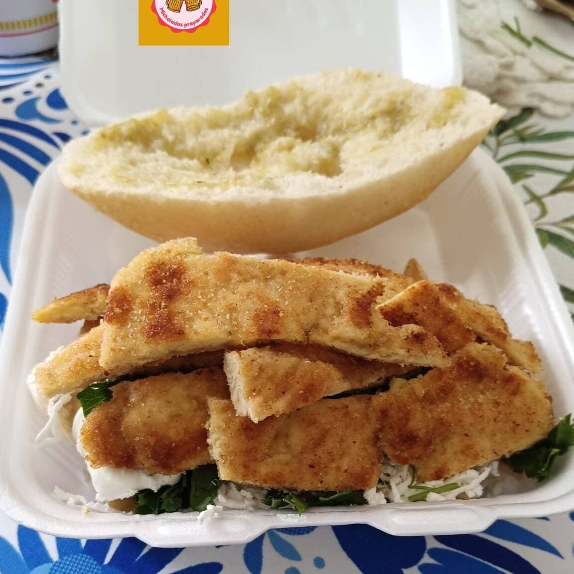 Torta de Chilaquiles Verdes de Pechuga Empanizada