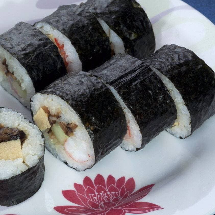 Medio Sushi a elegir + 1 Yakimeshi + 1 Pepsi