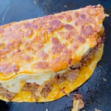 Quesabirria de harina (tortilla grande)