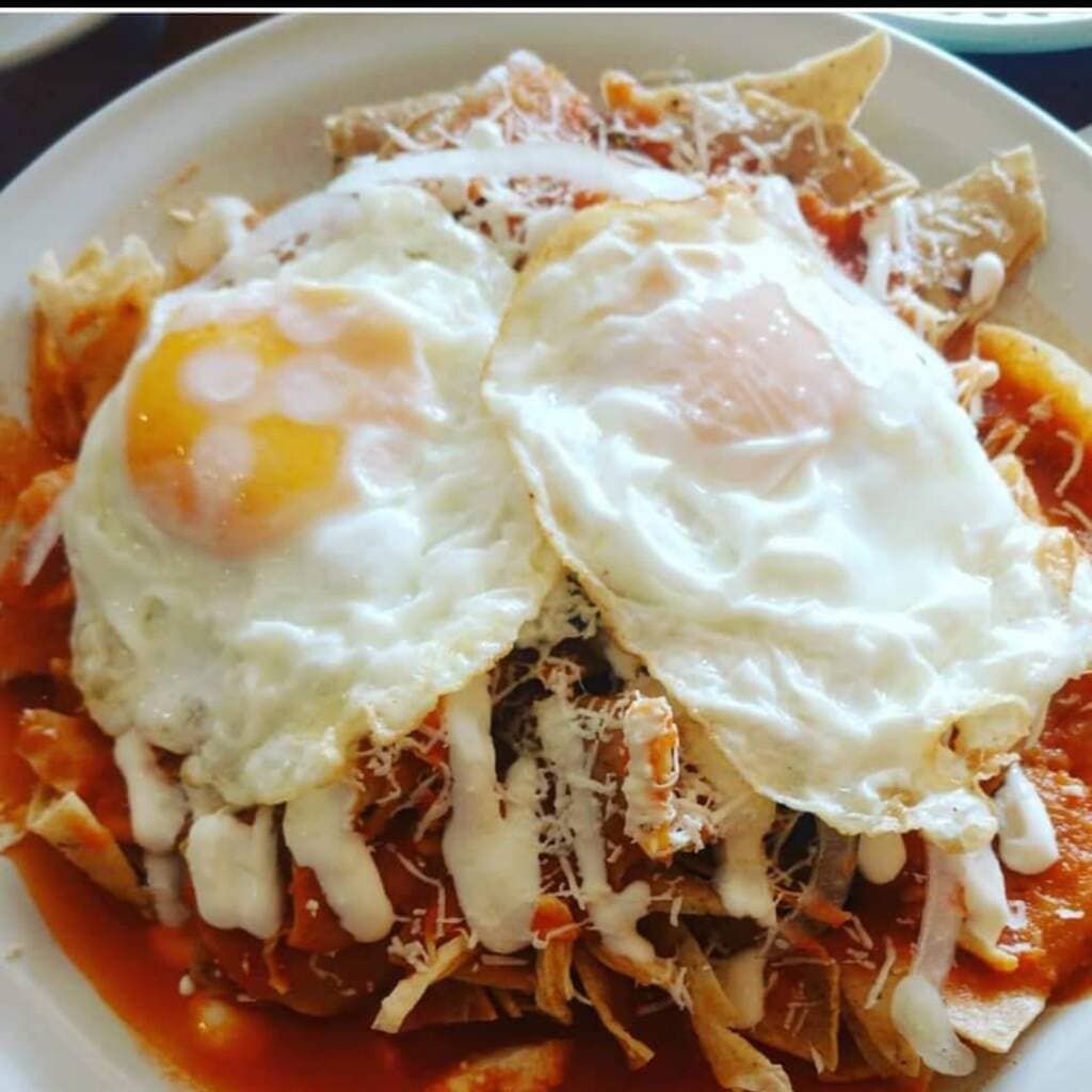 Chilaquiles con Huevos Estrellados