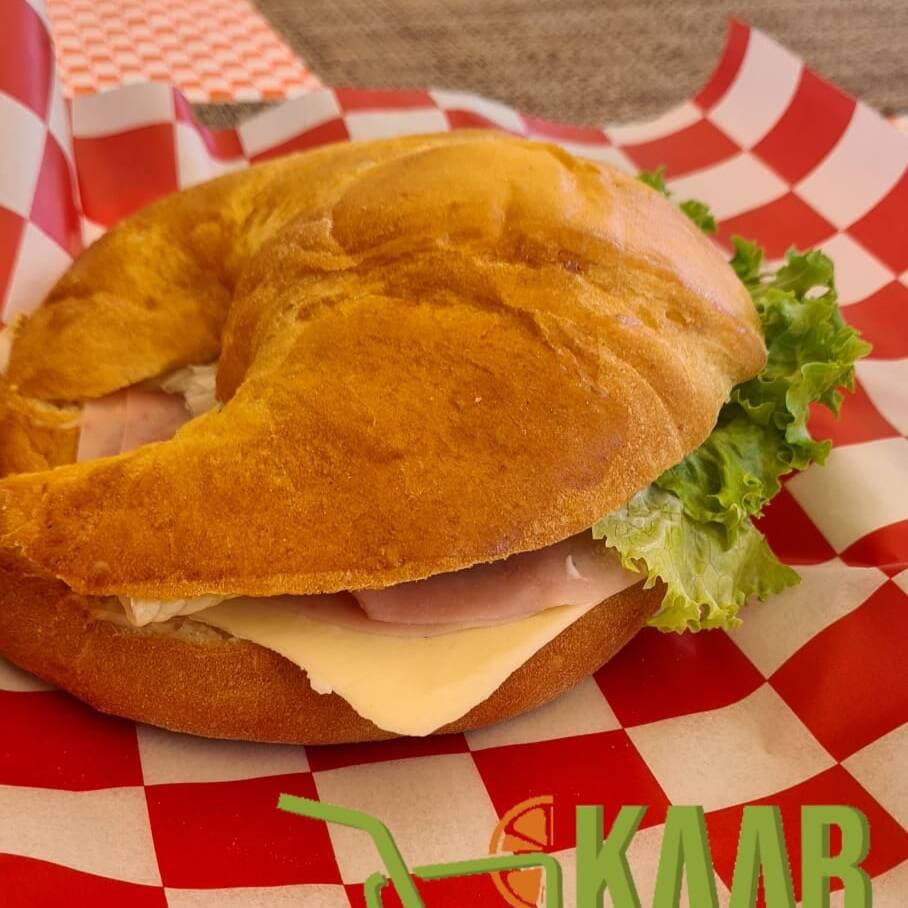 Cuernito de Jamón de Pavo con Queso Gouda