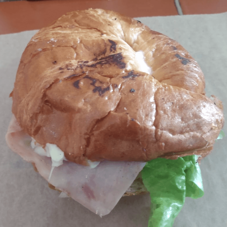 Cuernito de Jamón con Queso Oaxaca