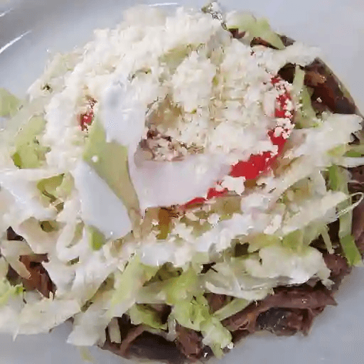 Tostada de Carne Deshebrada de Res