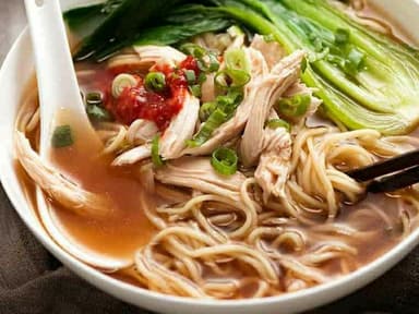 Fideo Chino en Sopa con Carne Mixta