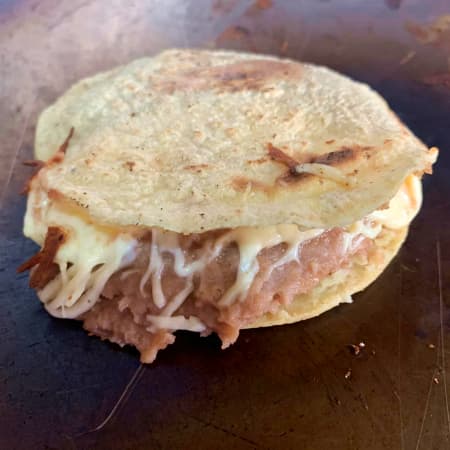 GORDA FRIJOLES CON QUESO