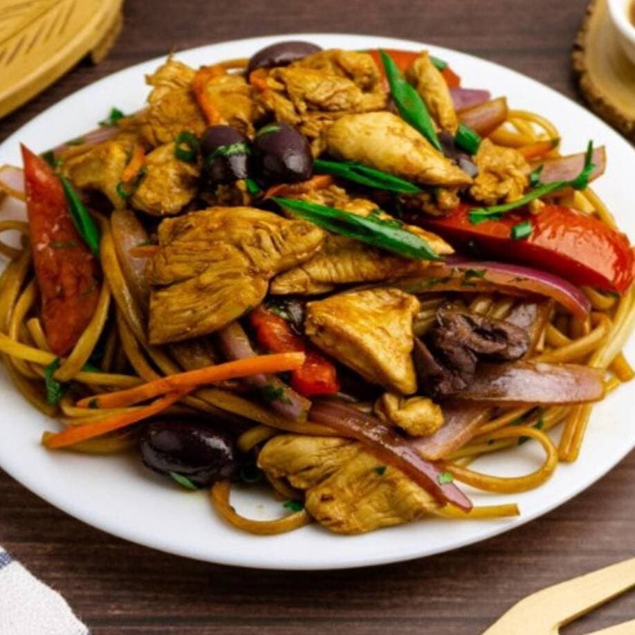 Tallarín Saltado de Pollo