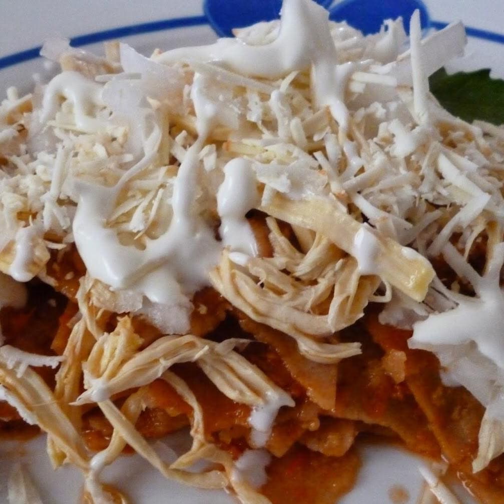 CHILAQUILES rojos con pollo
