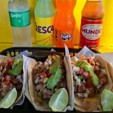3 Tacos de Carnitas Surtidas + Soda