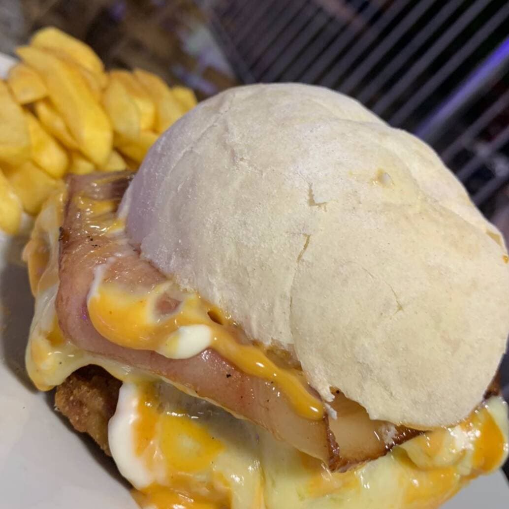 Hamburguesa de Carne + Salchipapa + Gaseosa