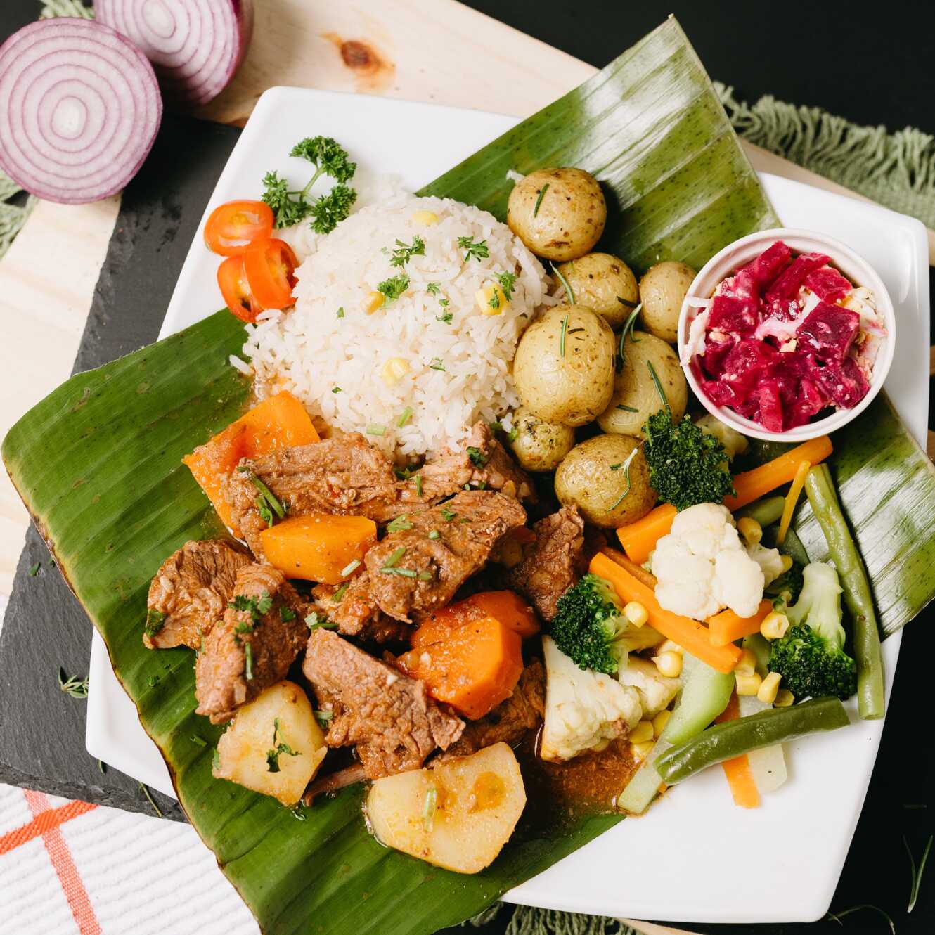 Carne en Salsa + Bebida + 3 Acompañamientos