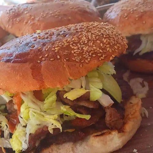 Combo-hamburguesa +frijoles charros.