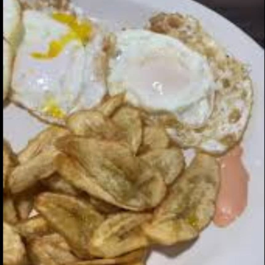 Tajadas con Huevo Frito + Jugo HIT