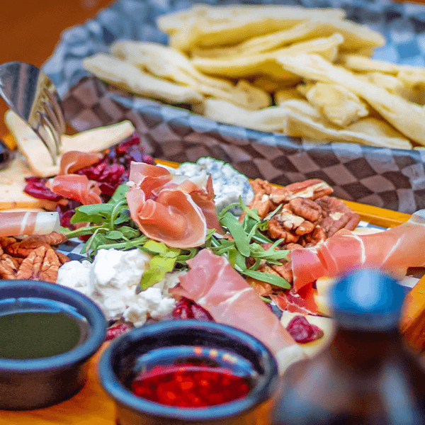 BARRA DE QUESOS Y JAMÓN SERRANO