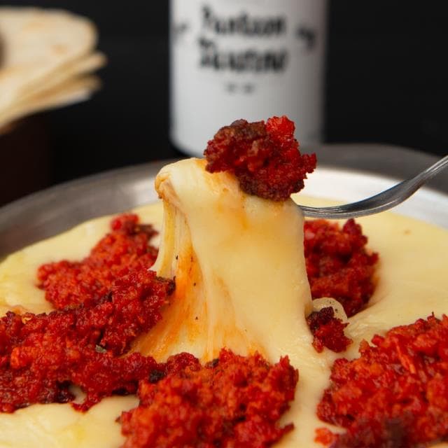 QUESO FUNDIDO CON CHORIZO