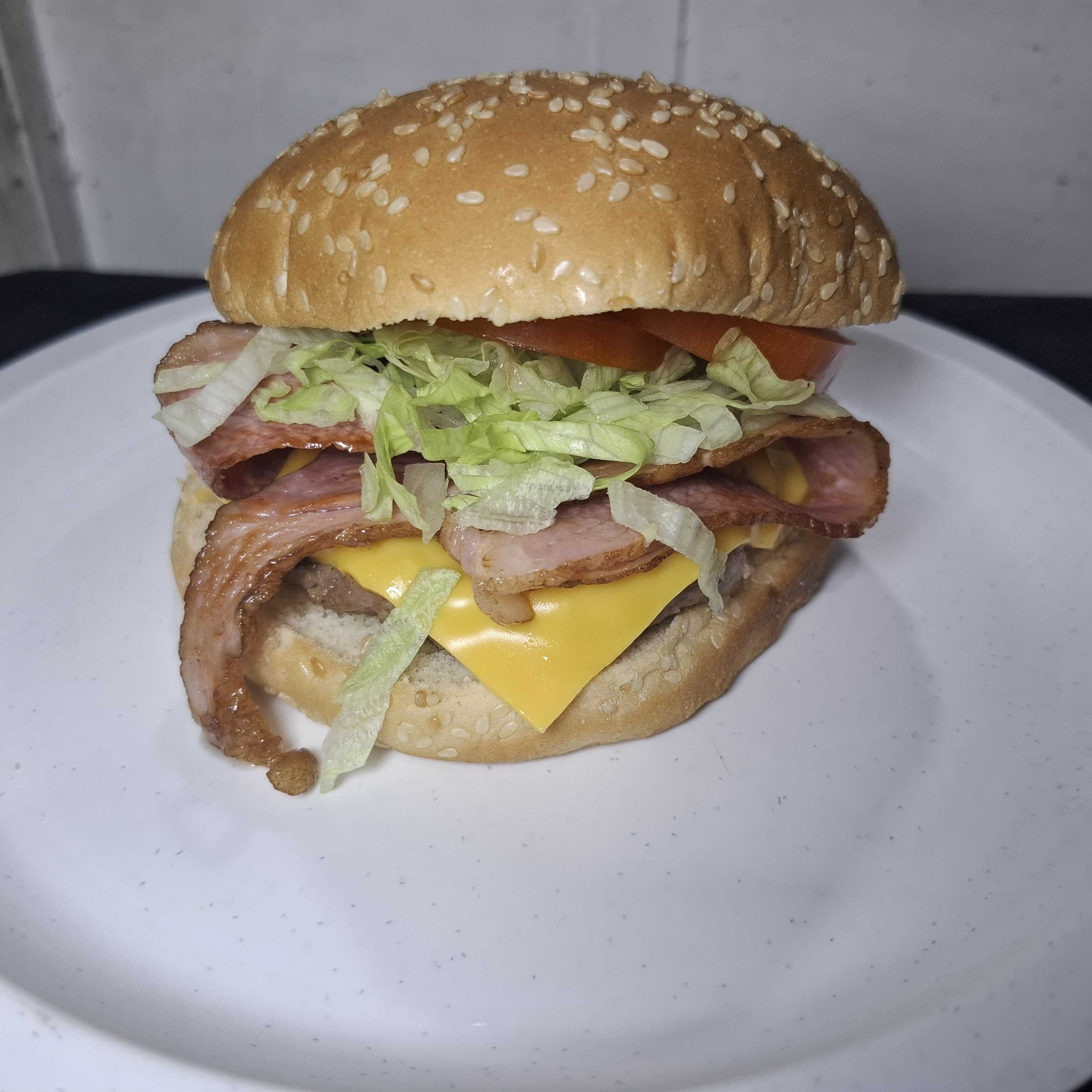 Hamburguesa Clásica con Tocino con Papas
