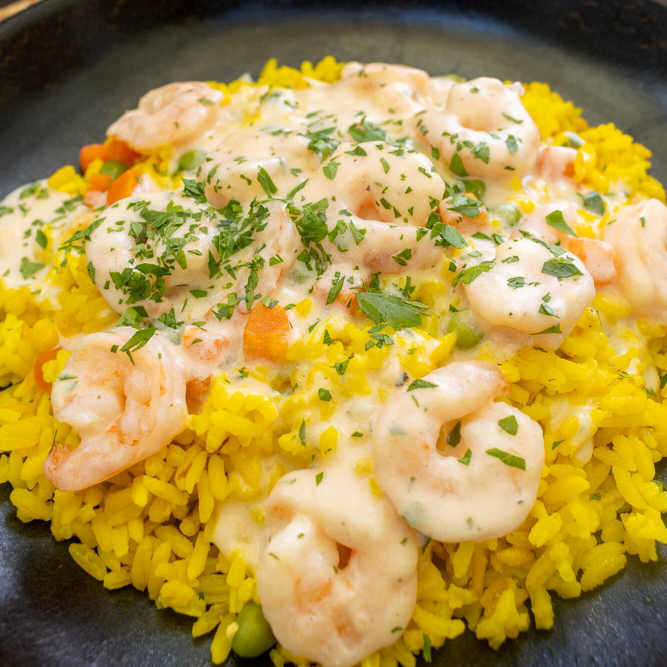 Arroz con Camarón y Salsa Queso.