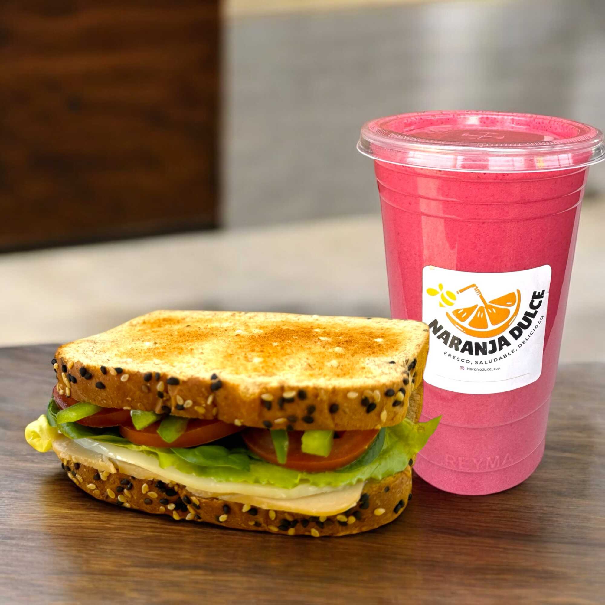 Combo Sencillo Con Limonada de Frutos Rojos