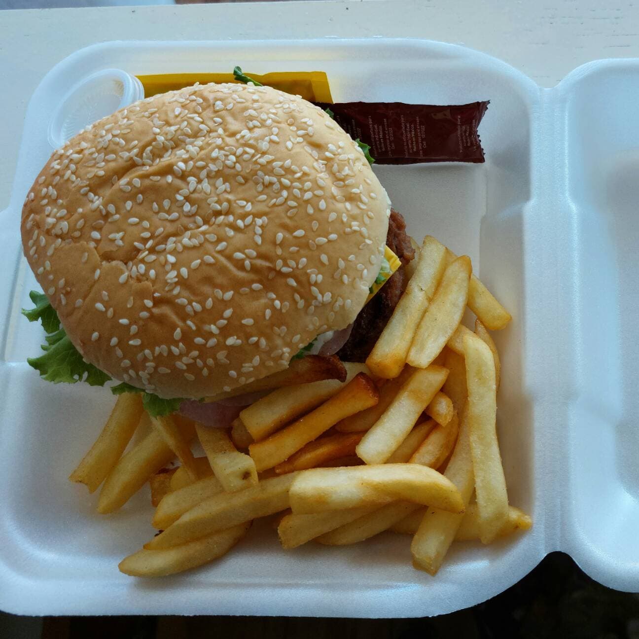 HAMBUEGUESA HAWAIANA CON PAPAS