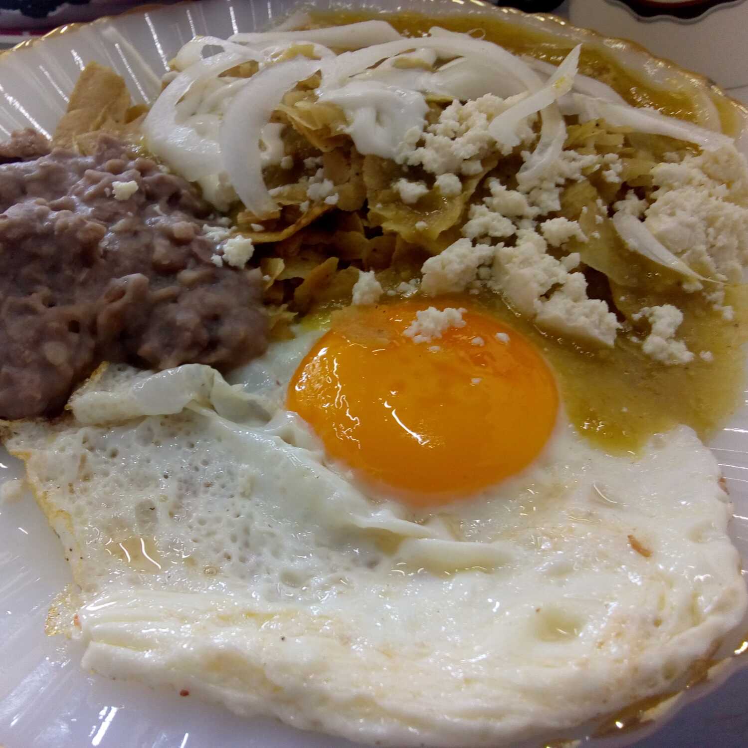 Chilaquiles verdes o rojos, con Huevo 1 pz (PROMO)