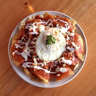 Chilaquiles Rojos con Huevo Estrellado