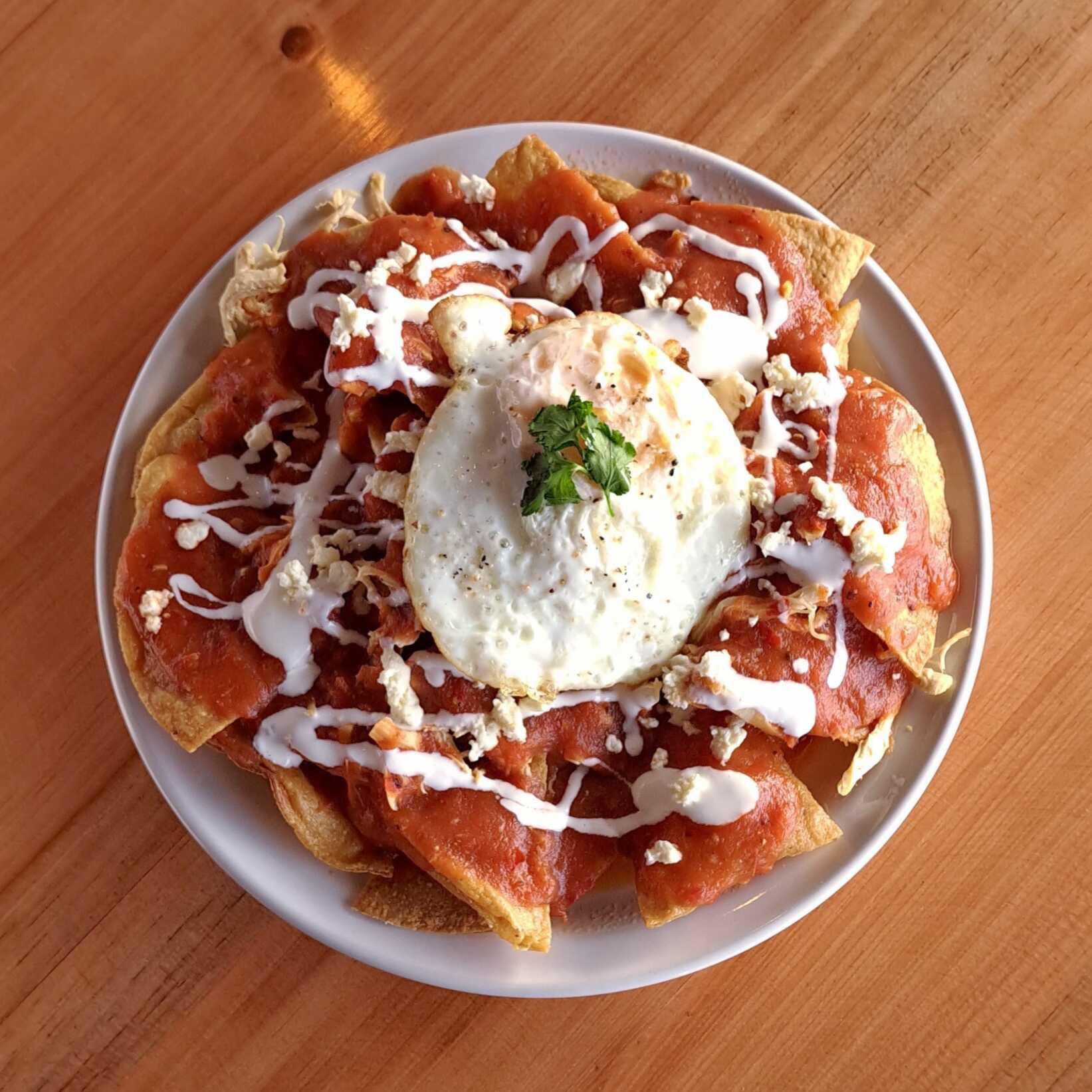 Chilaquiles Rojos con Huevo Estrellado