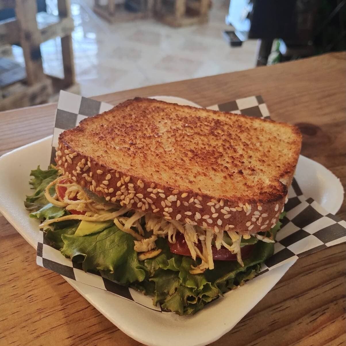 Sándwich de Pollo Deshebrado