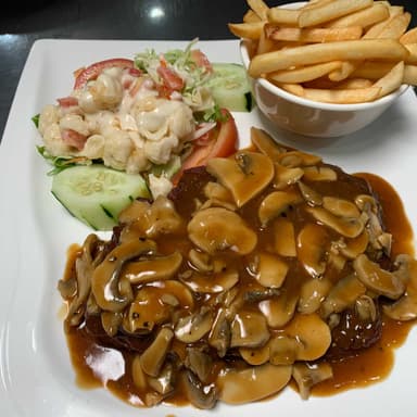 Filet Mignon con Salsa de Champiñones Ensalada