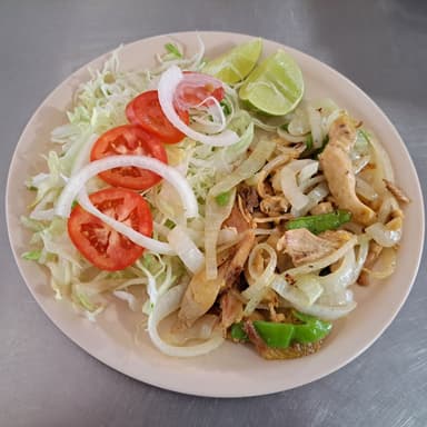 Pollo Encebollado