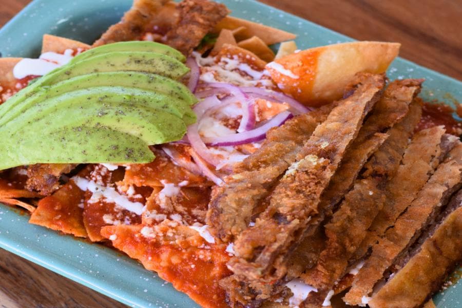 CHILAQUILES CON MILANESA Y HUEVO