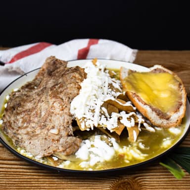 Chilaquiles Con Bistec y Un Mollete